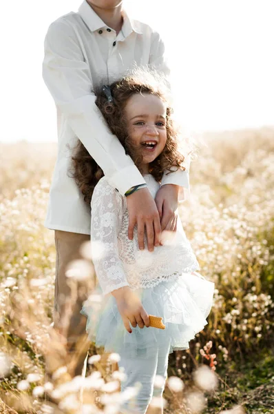 Schattig Meisje Met Krullend Haar Lachen Armen Van Haar Oudere — Stockfoto