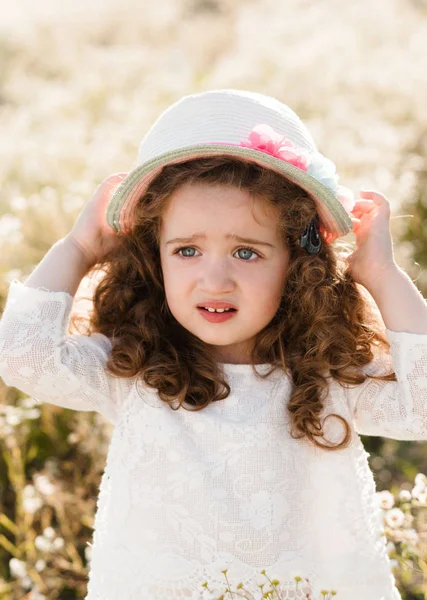 Portret Van Een Boos Meisje Met Krullend Haar Met Een — Stockfoto