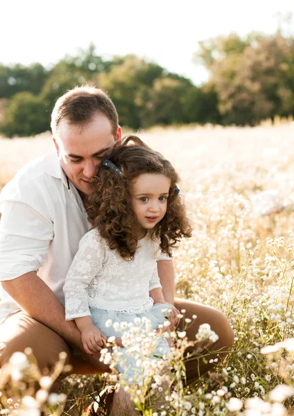 Vader Met Een Vrij Kleine Dochter Zit Een Veld Van — Stockfoto