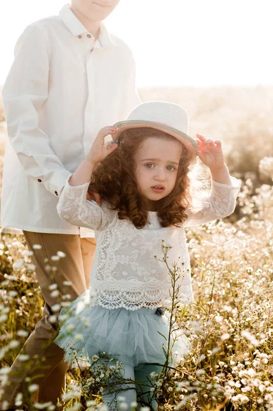 Милая Маленькая Девочка Соломенной Шляпе Вьющимися Волосами Ходит Старшим Братом — стоковое фото