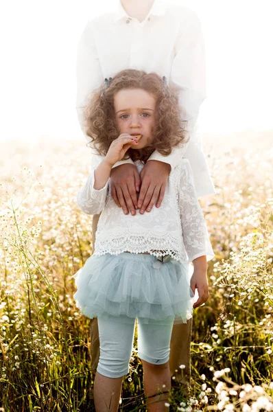 Adorabile Bambina Con Capelli Ricci Masticare Biscotto Tra Braccia Del — Foto Stock