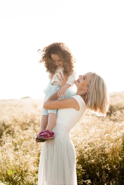 Young Mother Plays Her Little Daughter Daisy Field — Stock Photo, Image