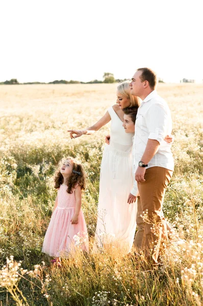 Mooie Jonge Gezin Met Twee Kinderen Zijn Zoek Naar Iets — Stockfoto