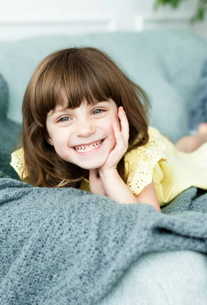 Glimlachend Schattig Meisje Met Blauwe Ogen Bank Stockfoto