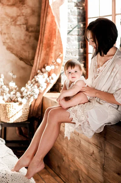 Genç Güzel Anne Beyaz Bir Lacy Nightie Onu Küçük Kızı — Stok fotoğraf
