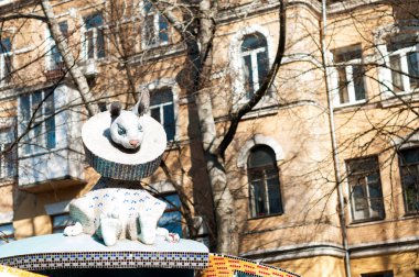 Kiev / Ukrayna Doğu Avrupa - 30 03 2019 - Peyzaj Sokağı - Mozaik 'ten eğlenceli bir hayvan heykeli, çocuk meydanı