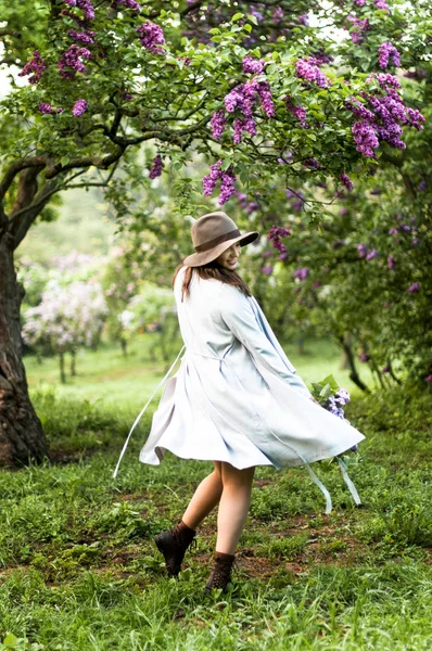 Bediening Gelukkig Meisje Dansen Lila Tuin — Stockfoto