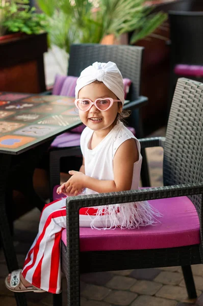 Portrait Smiling Pretty Girl Turban Her Head Wearing Glasses Table — Stock Photo, Image