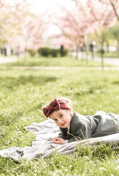 Portret Van Een Schattig Klein Meisje Liggend Een Plaid Het — Stockfoto