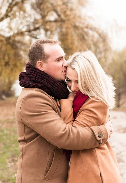 Portret Van Een Gelukkige Familie Paar Herfst Fores — Stockfoto