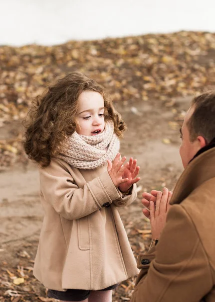 父は彼女の小さなカーリー娘と遊ぶ 秋の森 — ストック写真