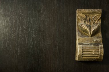 Koyu ahşap arka planda ahşaptan yapılmış güzel desenler.