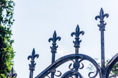 Yazın sıcağında eski bir metal çite yakın çekim.