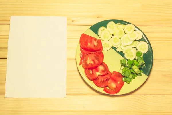 Unas Cuantas Verduras Rodajas Plato Junto Trozo Papel Blanco Sobre —  Fotos de Stock