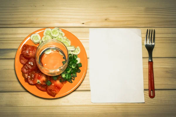 Unas Cuantas Verduras Rodajas Plato Con Vaso Vacío Encima Ellas —  Fotos de Stock