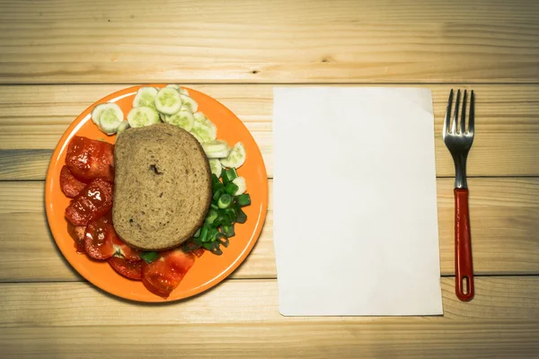 Bir Tabakta Birkaç Dilim Sebze Üzerinde Bir Tutam Ekmek Beyaz — Stok fotoğraf