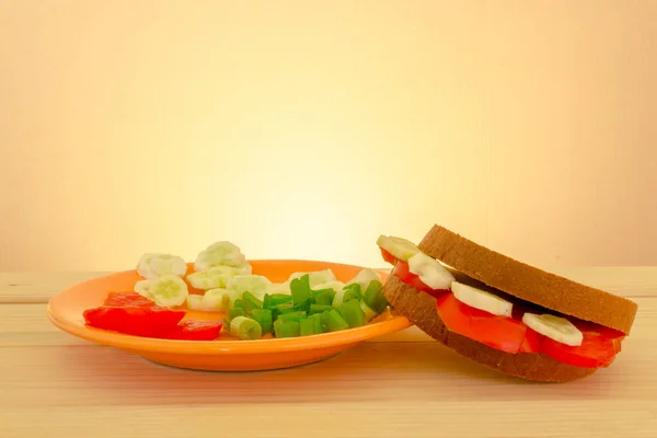 Schuss Einem Vegetarischen Sandwich Neben Einem Teller Voller Tomatenscheiben Und — Stockfoto