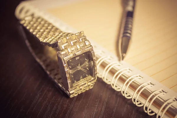 Close Shot Agenda Pen Vintage Watch Dark Wooden Table — Stock Photo, Image