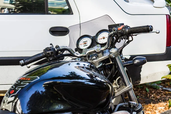 Manija Motocicleta Estacionada Centrarse Parte Trasera Con Coche Fondo — Foto de Stock