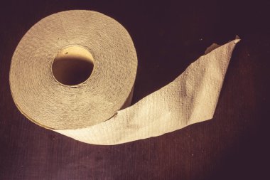 Ahşap arka plandaki tuvalet kağıdına yakın çekim.