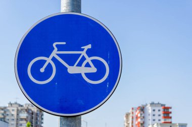 Yakınlarda bisiklet yolu olduğunu gösteren trafik işaretine yakın çekim.