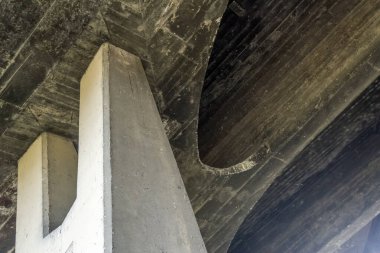 Köprünün bir kısmına ateş edilmiş. Altından vurulmuş.