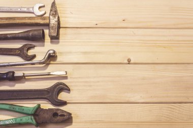 Ahşap üzerinde çeşitli karışık çalışma araçları