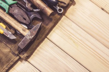 Ahşap üzerinde çeşitli karışık çalışma araçları