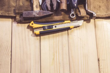 Ahşap üzerinde çeşitli karışık çalışma araçları