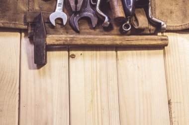 Ahşap üzerinde çeşitli karışık çalışma araçları