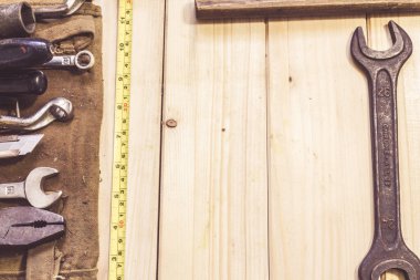 Ahşap üzerinde çeşitli karışık çalışma araçları