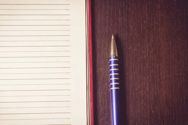 Ahşap Bir Arka Planda Gündemin Yanındaki Kaleme Yakın Çekim — Stok fotoğraf
