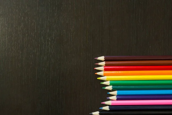 Goed Regelt Gekleurde Potloden Regenboog Kleuren Vormen Een Donkere Houten — Stockfoto