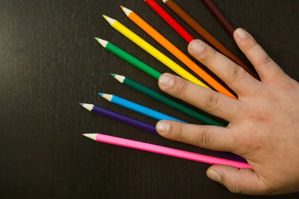 Goed Regelt Gekleurde Potloden Regenboog Kleuren Vormen Een Donkere Houten — Stockfoto