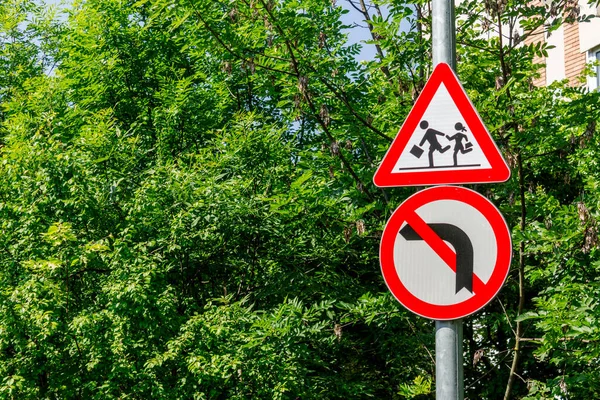 Çocuklara Dikkat Etmenizi Sola Dönmenizin Yasak Olduğunu Belirten Birkaç Trafik — Stok fotoğraf