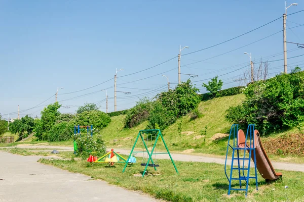 夏の橋の下に位置する子供の遊び場 — ストック写真