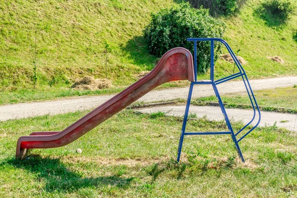 Slider Voor Kinderen Zomer Neergeschoten Een Kinderspeelplaats — Stockfoto
