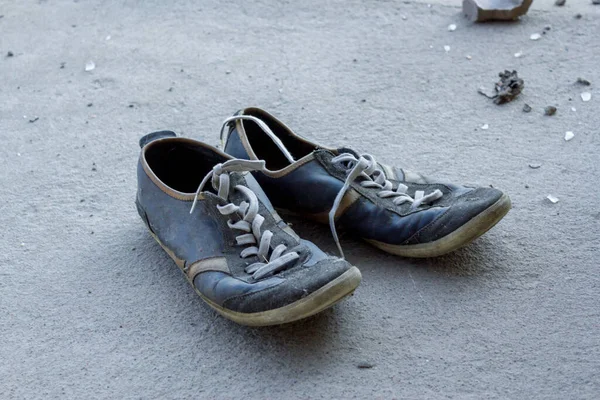 Sneakers Abbandonate Terra — Foto Stock
