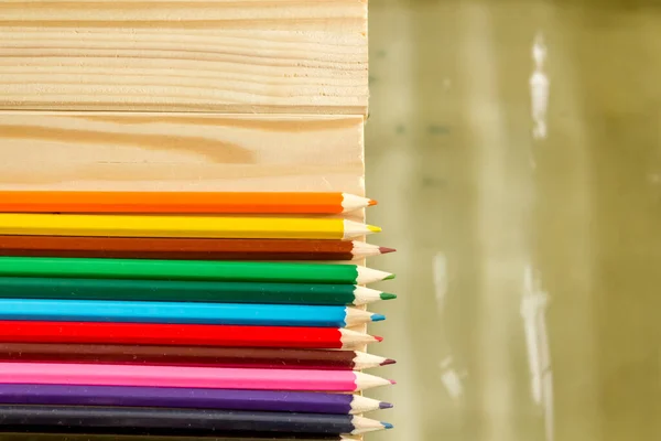 Close Schot Een Paar Gekleurde Potloden Staan Een Houten Vloer — Stockfoto