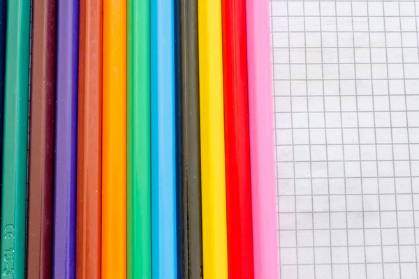 Macro Van Een Paar Gekleurde Potloden Betegeld Papier — Stockfoto