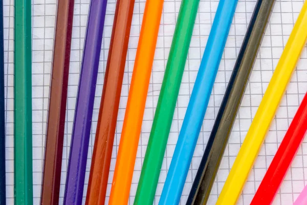 Macro Van Een Paar Gekleurde Potloden Betegeld Papier — Stockfoto