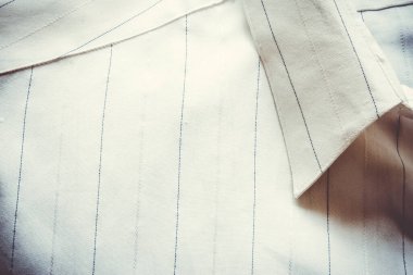 Beyaz çizgili gömleğin geçmişe dönük yakın çekimi.
