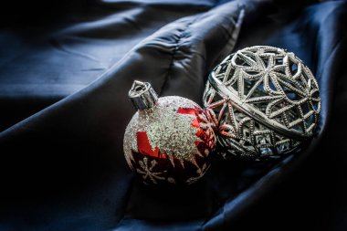 Siyah ipek kumaş üzerine takılar olan bir Noel arkaplanı.