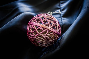 Siyah ipek kumaş üzerine takılar olan bir Noel arkaplanı.