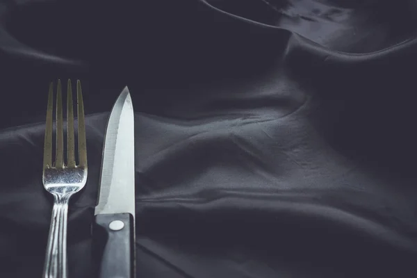 Cuchillo Tenedor Sobre Fondo Oscuro Seda Arrugado —  Fotos de Stock