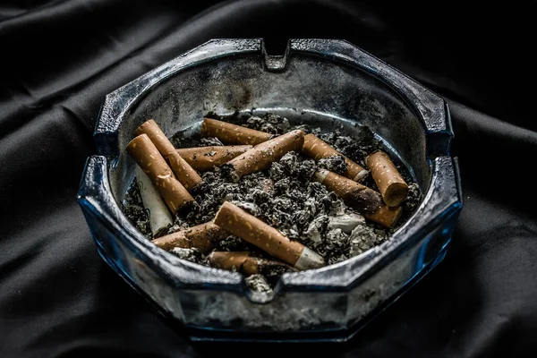 Сигарети Попільничці Темному Збитому Шовковому Фоні — стокове фото