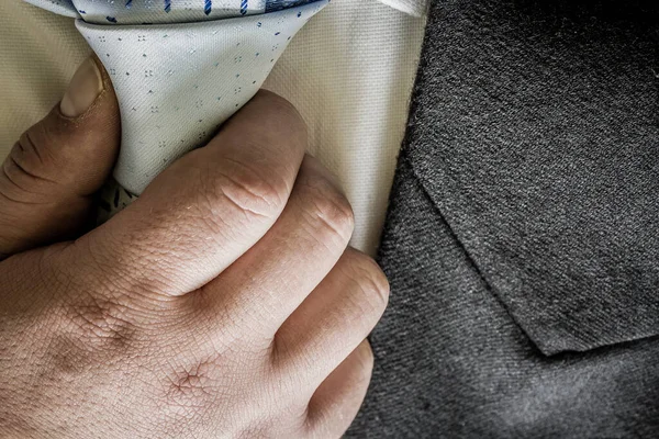 Primer Plano Una Mano Sosteniendo Nudo Una Corbata Azul Negocios —  Fotos de Stock