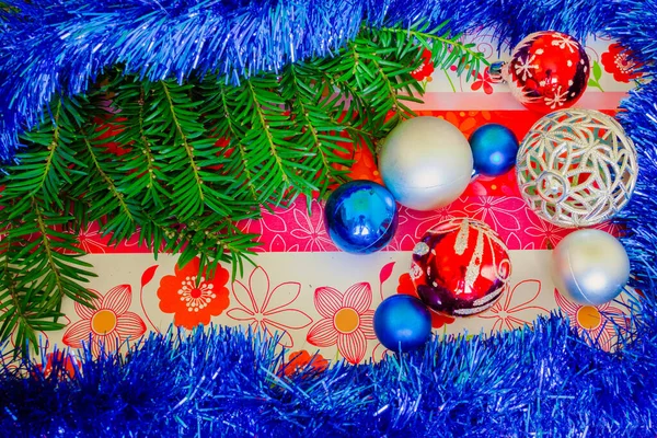 花ボード上の松の木の枝 装飾や赤ちゃんとクリスマスの背景 — ストック写真