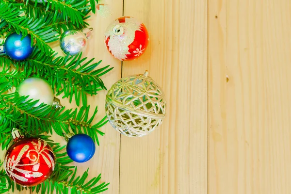 木製ボード上の松の木の枝や竹とクリスマスの背景 — ストック写真