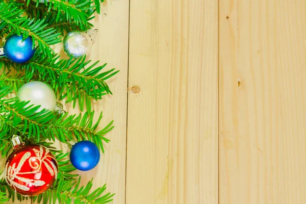 木製ボード上の松の木の枝や竹とクリスマスの背景 — ストック写真
